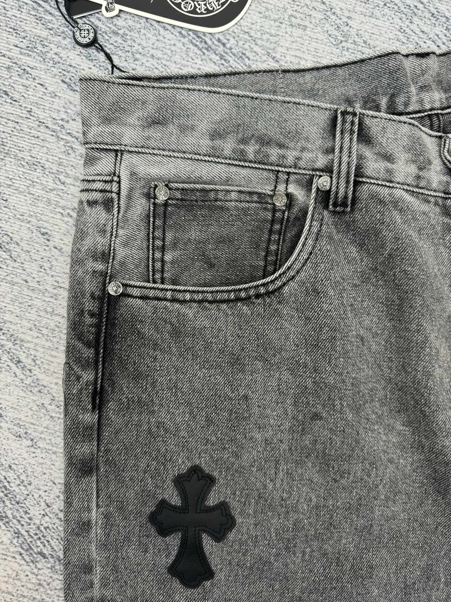 P750 Chrome Heat CH limited flame patch leather jeans Size: 30/32/34/36/38 This jeans is a store VIP limited edition (can only be purchased by store VIPs) and is not an official website model, so it is even rarer. When we got it back, we found that these pants were different from the usual 501 version. These pants were made of CH's own soleplate, not the 501 soleplate. So I can only customize the fabrics myself and rely on various relationships to get the raw material fabrics. The washing process also took dozens of attempts to finally achieve the effect we wanted. This pair of pants uses a total of 35 pieces of leather, all of which are second-layer cowhide. Therefore, whether the material is leather label or wash label, fabric or hardware, the mold needs to be re-opened and the cross must be sewn manually (in order to restore it, it can only be done manually).